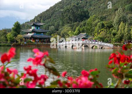 Der Black Dragon Pool, Lijiang, Yunnan, China, ist ein berühmter Teich im malerischen Jade Spring Park Stockfoto