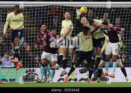 Turf Moor, Burnley, Lancashire, Großbritannien. Dezember 2025. Premier League Football, Burnley gegen Everton; Everton Torhüter Jordan Pickford schlägt den Ball klar Credit: Action Plus Sports/Alamy Live News Stockfoto