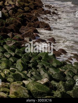 Aus nächster Nähe auf das Meer, das auf die Felsen an der Küste trifft Stockfoto