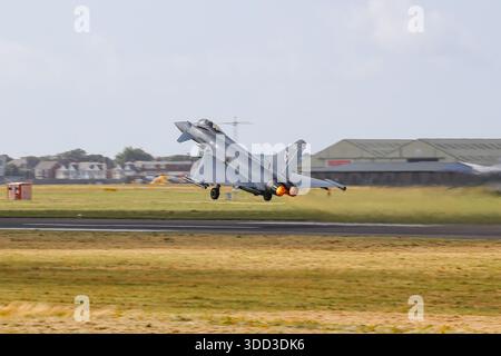 Der Eurofighter Taifun der Royal Air Force startet mit Nachbrennern während der Blackpool Airshow 2025, Blackpool, Lancashire, England, Vereinigtes Königreich. Stockfoto