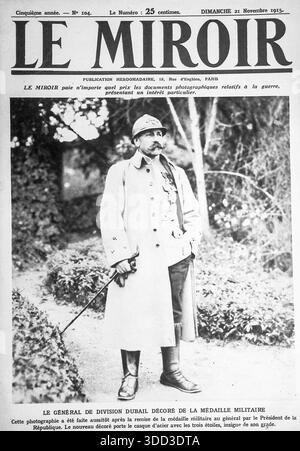 Cover der französischen Wochenzeitung Le Miroir vom 21. November 1915. Diese monochrome Publikation zeigt General Augustin Dubail, nachdem er die Médaille Militaire vom Präsidenten der Republik erhalten hatte. Er trägt einen Gehstock und trägt einen adrianischen Helm mit drei Sternen, was seinen Rang als General der Division während des Ersten Weltkriegs andeutet. Dieses Archivstück spiegelt den Kriegsjournalismus und die französischen militärischen Auszeichnungen auf dem Höhepunkt des Ersten Weltkriegs wider. Stockfoto