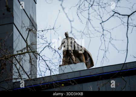 LONDON, GROSSBRITANNIEN. Februar 2025. Batman-Figur auf dem Dach auf dem Odeon Luxe leicester Square, dem Haus des Premieren-Gebäudes. Batman ist ein Superheld, der auftaucht Stockfoto