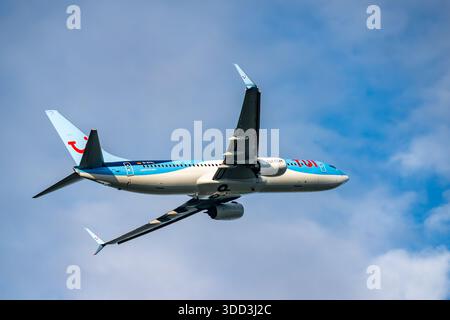 Brüssel, Belgien - 21. Dezember 2025: TUI Boeing 737-800 Passagierjet startet vom Flughafen Brüssel, von unten gesehen am blauen Himmel. Stockfoto