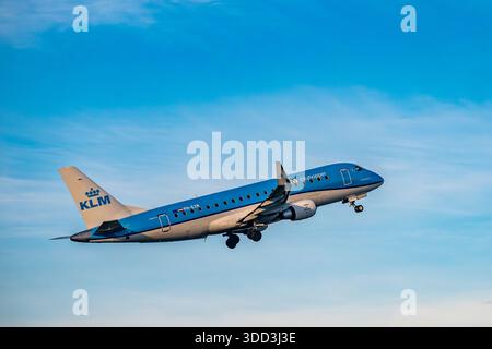 Brüssel, Belgien - 21. Dezember 2025: KLM Cityhopper Embraer E170 Regionaljet startet vom Flughafen Brüssel unter blauem Himmel. Stockfoto