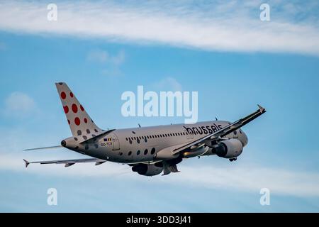 Brüssel, Belgien - 21. Dezember 2025: Airbus A320 von Brussels Airlines startet an klaren Tagen vom Flughafen Brüssel. Stockfoto