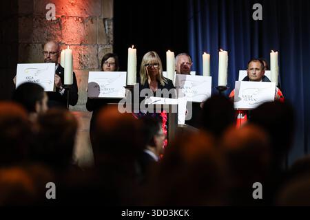 Oberbürgermeisterin Simone Borris und fünf weitere Personen halten Schilder mit den Namen der Opfer in ihrer Hand - Gedenkveranstaltung in Magdeburg Sachsen-Anhalt am 20. Dezember in der Johanniskirche zum Anschlag auf den Magdeburger Weihnachtsmarkt. Der Angriff auf den Magdeburger Weihnachtsmarkt jährt sich am 20.12.2025 zum ersten Mal in der Landeshauptstadt. Im Anschluss gibt es eine Kranzniederlegung am Westportal der Johanniskirche. 19,00 Uhr Entzünden der Lichterkette. Anschließend werden ab 19,02 Uhr in der ganzen Stadt die Kirchenglocken läuten. *** Oberbürgermeister Simone Borris und fünf o Stockfoto