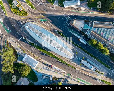 Eine Luftaufnahme von oben zeigt die Anzac Station und den Domain Interchange und zeigt einen multimodalen Verkehrsknotenpunkt mit Straßen, Straßenbahnschienen und Fahrradwegen Stockfoto