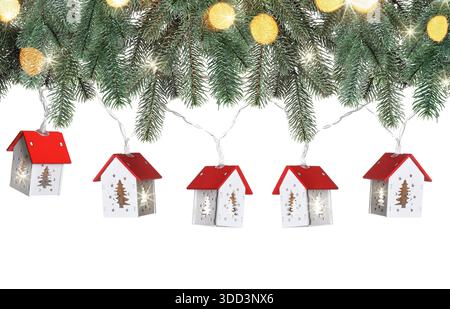 Wunderschönes Weihnachtsdekor und Tannenzweige auf weißem Hintergrund. Bannerdesign Stockfoto