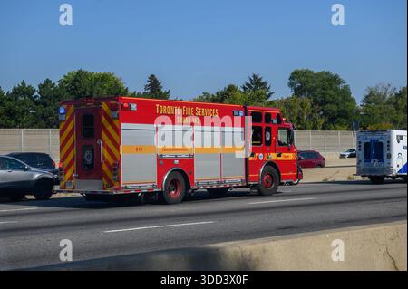 Toronto, ON, Kanada - 3. Juni 2025: Toronto Fire Services Squad 143 Feuerwehrauto und Ambulanz rasen auf dem Highway mit Lichtern und Sirenen Stockfoto