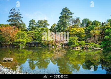 Oike Niwa Garten und Teich im Kaiserpalast von Kyoto in Kyoto, Japan Stockfoto