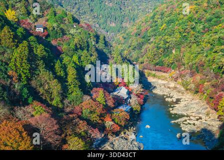 Landschaft der Hozukyo-Schlucht in Arashiyama, Kyoto, Japan im Herbst Stockfoto