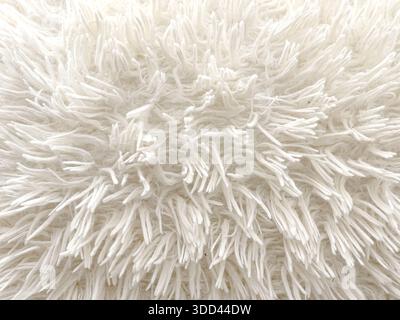 Weißer, flauschiger Teppich mit weicher Textur Stockfoto