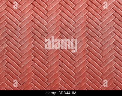 Rote Pflastersteine, die eine Fischgrätenoberfläche bilden Stockfoto