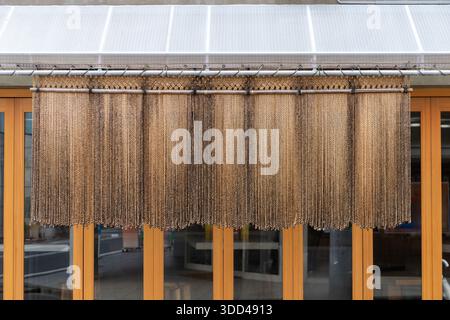 Der Vorhang-ähnliche Stoff, der vor traditionellen japanischen Restaurants und Geschäften hängt, dient nicht nur als Schild, sondern hat eine größere Bedeutung, Stockfoto