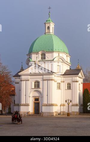Barocke St. Kazimierz-Kirche mit grüner Kuppel in Warschau, Polen Stockfoto