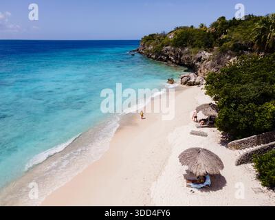 Goldener Sand und kristallklares Wasser schaffen eine ruhige Atmosphäre am Playa Kalki Beach in Westpunt, Curacao. Besucher genießen Sonnenbaden, schwimmen und dieses tropische Paradies erkunden. Stockfoto