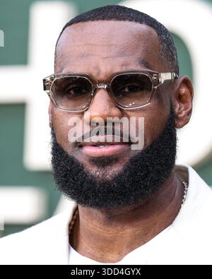 LeBron James kommentiert in seinem 20. Weihnachtsspiel: „Ich wäre lieber zu Hause mit meiner Familie.“ WESTWOOD, LOS ANGELES, KALIFORNIEN, USA – MAI 31: Der US-amerikanische Basketballspieler der Los Angeles Lakers von der National Basketball Association LeBron James kommt zur Los Angeles Premiere von Peacocks Shooting Stars, die am 31. Mai 2023 im Regency Village Theatre in Westwood, Los Angeles, Kalifornien, USA stattfindet. (Foto: Xavier Collin/Image Press Agency) Stockfoto