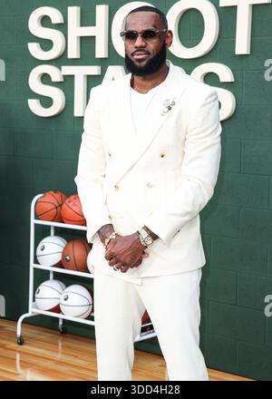 LeBron James kommentiert in seinem 20. Weihnachtsspiel: „Ich wäre lieber zu Hause mit meiner Familie.“ WESTWOOD, LOS ANGELES, KALIFORNIEN, USA – MAI 31: Der US-amerikanische Basketballspieler der Los Angeles Lakers von der National Basketball Association LeBron James kommt zur Los Angeles Premiere von Peacocks Shooting Stars, die am 31. Mai 2023 im Regency Village Theatre in Westwood, Los Angeles, Kalifornien, USA stattfindet. (Foto: Xavier Collin/Image Press Agency) Stockfoto