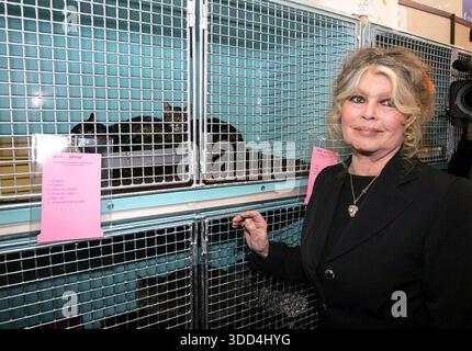 Die legendäre französische Schauspielerin Brigitte Bardot und der französische Sänger Johnny Hallyday eröffneten am 18. Dezember 2004 die Tierschutzgesellschaft Christmas (SPA) in der Nähe von Paris in Levallois, Frankreich. Foto: Laurent Zabulon/ABACA. Stockfoto