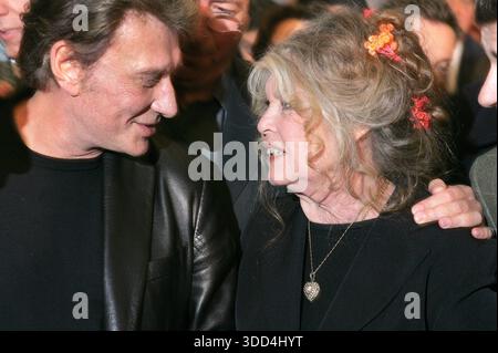 Die legendäre französische Schauspielerin Brigitte Bardot und der französische Sänger Johnny Hallyday eröffneten am 18. Dezember 2004 die Tierschutzgesellschaft Christmas (SPA) in der Nähe von Paris in Levallois, Frankreich. Foto: Laurent Zabulon/ABACA. Stockfoto