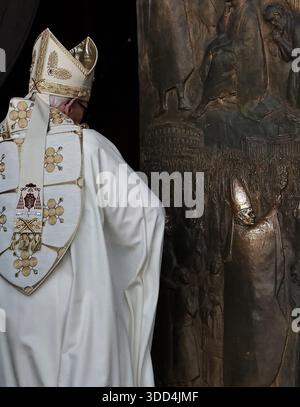 28. Dezember 2025 – die Schließung der Heiligen Pforte der Basilika St. Paul vor den Mauern erfolgte am sonntag, 28. Dezember, durch Kardinal JAMES MICHEAL HARVEY Erzpriester der Basilika, Rom, italien. © EvandroInetti Via ZUMA Wire (Foto: © Evandro Inetti/ZUMA Press Wire) NUR REDAKTIONELLE VERWENDUNG! Nicht für kommerzielle ZWECKE! Stockfoto
