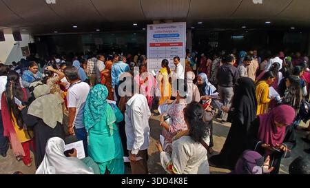 MUMBAI, INDIEN - 27. DEZEMBER: Wahlbeamte, die mit ihren Aufgaben beschäftigt waren und Anweisungen zu bevorstehenden Aufgaben erhielten, wurden am 27. Dezember 2025 in Mumbai, Indien, Demonstrationen und Schulungen für Wahlpersonal zum Umgang mit elektronischen Wahlgeräten durchgeführt. Die Kommunalwahlen in Maharashtra werden am 15. Januar stattfinden, das Wahlpersonal hat mit intensiven Vorbereitungen begonnen. Foto: Praful Gangurde/Hindustan Times Wahlen der Maharashtra Municipal Corporation am 15. Januar, gerechnet am 16. Januar Stockfoto
