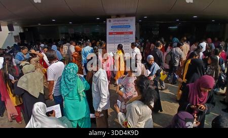 MUMBAI, INDIEN - 27. DEZEMBER: Wahlbeamte, die mit ihren Aufgaben beschäftigt waren und Anweisungen zu bevorstehenden Aufgaben erhielten, wurden am 27. Dezember 2025 in Mumbai, Indien, Demonstrationen und Schulungen für Wahlpersonal zum Umgang mit elektronischen Wahlgeräten durchgeführt. Die Kommunalwahlen in Maharashtra werden am 15. Januar stattfinden, das Wahlpersonal hat mit intensiven Vorbereitungen begonnen. Foto: Praful Gangurde/Hindustan Times Wahlen der Maharashtra Municipal Corporation am 15. Januar, gerechnet am 16. Januar Stockfoto