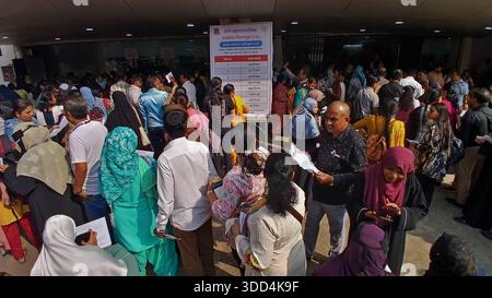 MUMBAI, INDIEN - 27. DEZEMBER: Wahlbeamte, die mit ihren Aufgaben beschäftigt waren und Anweisungen zu bevorstehenden Aufgaben erhielten, wurden am 27. Dezember 2025 in Mumbai, Indien, Demonstrationen und Schulungen für Wahlpersonal zum Umgang mit elektronischen Wahlgeräten durchgeführt. Die Kommunalwahlen in Maharashtra werden am 15. Januar stattfinden, das Wahlpersonal hat mit intensiven Vorbereitungen begonnen. Foto: Praful Gangurde/Hindustan Times Wahlen der Maharashtra Municipal Corporation am 15. Januar, gerechnet am 16. Januar Stockfoto
