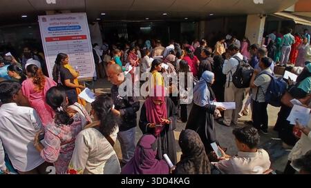 MUMBAI, INDIEN - 27. DEZEMBER: Wahlbeamte, die mit ihren Aufgaben beschäftigt waren und Anweisungen zu bevorstehenden Aufgaben erhielten, wurden am 27. Dezember 2025 in Mumbai, Indien, Demonstrationen und Schulungen für Wahlpersonal zum Umgang mit elektronischen Wahlgeräten durchgeführt. Die Kommunalwahlen in Maharashtra werden am 15. Januar stattfinden, das Wahlpersonal hat mit intensiven Vorbereitungen begonnen. Foto: Praful Gangurde/Hindustan Times Wahlen der Maharashtra Municipal Corporation am 15. Januar, gerechnet am 16. Januar Stockfoto