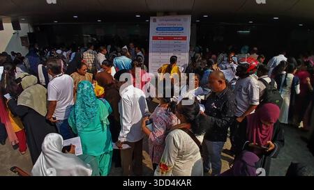MUMBAI, INDIEN - 27. DEZEMBER: Wahlbeamte, die mit ihren Aufgaben beschäftigt waren und Anweisungen zu bevorstehenden Aufgaben erhielten, wurden am 27. Dezember 2025 in Mumbai, Indien, Demonstrationen und Schulungen für Wahlpersonal zum Umgang mit elektronischen Wahlgeräten durchgeführt. Die Kommunalwahlen in Maharashtra werden am 15. Januar stattfinden, das Wahlpersonal hat mit intensiven Vorbereitungen begonnen. Foto: Praful Gangurde/Hindustan Times Wahlen der Maharashtra Municipal Corporation am 15. Januar, gerechnet am 16. Januar Stockfoto