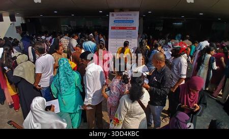 MUMBAI, INDIEN - 27. DEZEMBER: Wahlbeamte, die mit ihren Aufgaben beschäftigt waren und Anweisungen zu bevorstehenden Aufgaben erhielten, wurden am 27. Dezember 2025 in Mumbai, Indien, Demonstrationen und Schulungen für Wahlpersonal zum Umgang mit elektronischen Wahlgeräten durchgeführt. Die Kommunalwahlen in Maharashtra werden am 15. Januar stattfinden, das Wahlpersonal hat mit intensiven Vorbereitungen begonnen. Foto: Praful Gangurde/Hindustan Times Wahlen der Maharashtra Municipal Corporation am 15. Januar, gerechnet am 16. Januar Stockfoto