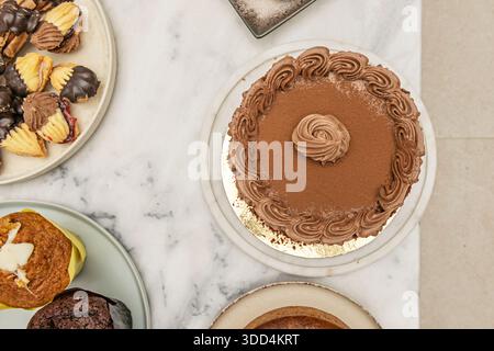 Glutenfreier Schokoladenkuchen mit einem Mandelmehlschwamm, einer Schokoladenmousse-Füllung und einem Topping aus dunkler Schokolade und roten Beeren Stockfoto