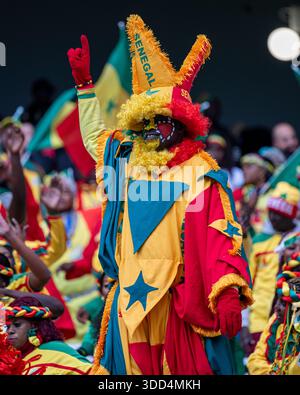Tanger, Marokko. Dezember 2025. Senegalesische Fans genießen die Atmosphäre beim Afrika-Cup der Nationen (CAN) 2025 Gruppenspiel zwischen Senegal und DR Kongo im Grand Stade de Tanger in Tanger, Marokko, am 27. Dezember 2025. (Foto: Andrew SURMA/SIPA USA). Quelle: SIPA USA/Alamy Live News Stockfoto