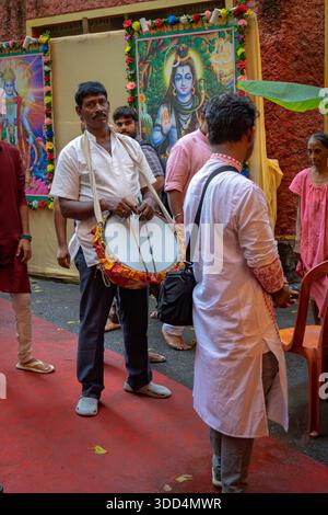 Indischer Drummer, der Diwali feiert Stockfoto