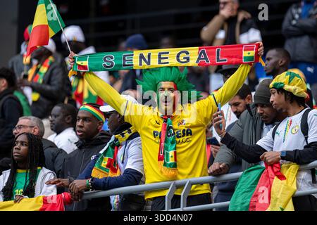 Tanger, Marokko. Dezember 2025. Senegalesische Fans genießen die Atmosphäre beim Afrika-Cup der Nationen (CAN) 2025 Gruppenspiel zwischen Senegal und DR Kongo im Grand Stade de Tanger in Tanger, Marokko, am 27. Dezember 2025. (Foto: Andrew SURMA/SIPA USA). Quelle: SIPA USA/Alamy Live News Stockfoto