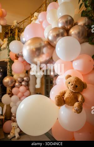 Nahaufnahme des Ballonbogens mit Plüschteddybären - Dekor für Kinderparty. Stockfoto