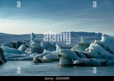 Jökulsárlón Gletscherlagune. Großer Gletschersee im südlichen Teil des Vatnajökull-Nationalparks, Island. Breiðamerkurjökull Gletscher, schmelzende Eisberge. Stockfoto