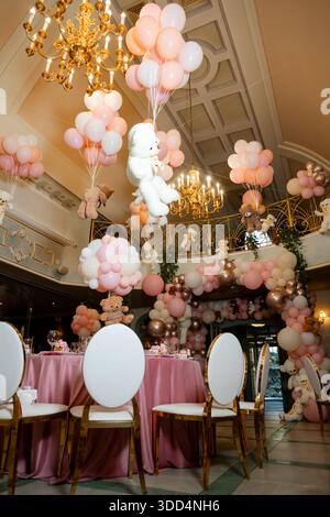 Großer, luxuriöser Saal mit Ballonbögen und Teddybären, Dekor für Kinderpartys Stockfoto