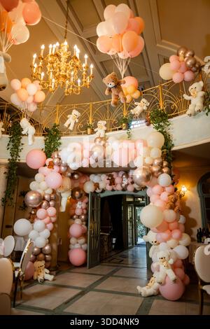 Großer Saal mit Ballonbogen und Teddybären - luxuriöse Einrichtung für Kinderpartys Stockfoto