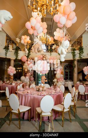 Großer, luxuriöser Saal mit Ballonbögen und Teddybären - pastellfarbenes Dekor für Kinderpartys Stockfoto