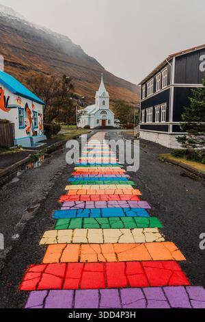 Rainbowstreet, eine der beliebtesten Grafiken in Ost-Island. Blue Church, Geschäfte und Restaurants. Bunte Straße, lgbtq, Frieden, Regenbogen. Stockfoto