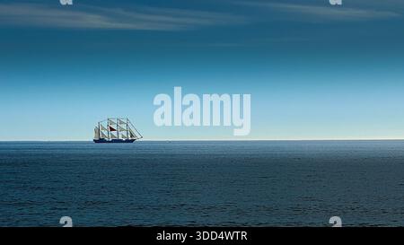 Großes Segelschiff an einem leeren Horizont Stockfoto