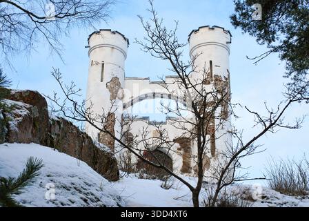 Vyborg, Russland - 04. Januar 2013 - mittelalterliche Burgruinen, die an einem kalten Wintertag mit Schnee bedeckt sind. Stockfoto
