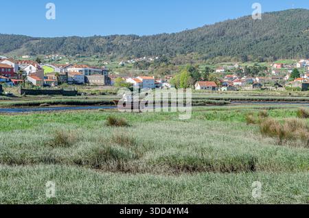 Blick auf den Fluss Traba und die Mündung Muros und Noya in der Stadt Noya (Noia), Provinz A Coruna, Galicien, Nordwesten Spaniens Stockfoto