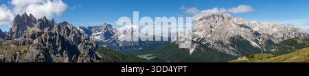 Wunderschönes Panorama der Dolomiten in Italien, gesehen von der drei Zime di Lavaredo mit Cadini di Misurina (links), Sorapiss, Misurinasee und Monte Cristallo in Veneto, Italien vor blauem Himmel mit Wolken Stockfoto