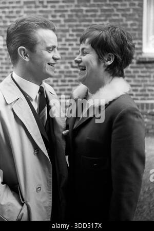 60er Jahre, 10.04.1966, Deutschland, Menschen, verheiratetes Paar, Profil, Mann 30 bis 33 Jahre und Frau 26 bis 28 Jahre, Mann und Frau lächeln einander, Mantel, Krawatte, weiblicher Anzug, mittellange Haare, Fredi, Doris Stockfoto