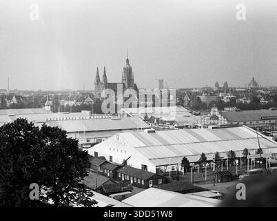 Sechzigerjahre, 15.09.1966, Deutschland, Volksfest, Münchner Oktoberfest 1966, letzte Bauarbeiten auf dem Festplatz Theresienwiese kurz vor der Eroeffnung, Bierzelte und katholische Basilika Sankt Paul, Paulskirche, München, Oberbayern, Bayern, 60er Jahre, 15.09.1966, Deutschland, Volksfest, Münchner Bierfest 1966, letzte Bauarbeiten auf dem Festspielgelände Theresienwiese kurz vor Eröffnung, Bierzelte und katholische Basilika St. Paul, München, Oberbayern, Bayern *** Ortsunterschrift *** Sechzigerjahre, 15.09.1966, Deutschland, Volksfest, Münchner Bierfest 1966, letzte Bauarbeiten auf t Stockfoto