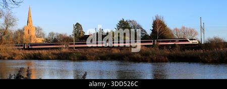 82211, LNER White Livery Train, East Coast Main Line Railway, Offord Darcy Village, Cambridgeshire, England, Großbritannien Stockfoto