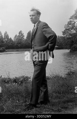 60er, 20.05.1967, Leute, Männer, Fotoshooting draußen, Ganzkörperbild, Hans-Jochen 30 bis 35 Jahre mit hoher Stirn gekleidet mit Krawatte steht am Weserufer in Minden, Ostwestfalen, Nordrhein-Westfalen, NRW, Deutschland Stockfoto