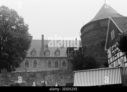 60Er Jahre, 26.08.1967, Deutschland, Solingen, Solingen-Burg, Landkreis Burg an der Wupper, Bergisches Land, Rheinland, Nordrhein-Westfalen, NRW, Burg, unberührter Sitz der Grafen und Herzöge von Berg, Bergburg, Frauenkammern, Batterieturm Stockfoto